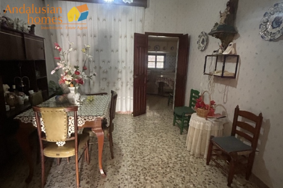 Álora property for sale, village house Álora, Andalusia real estate, house with garden Álora, multi-storey house, character property Andalusia, investment property Álora, renovation project Spain, house with separate apartment potential, traditional Spanish home, property near amenities Álora