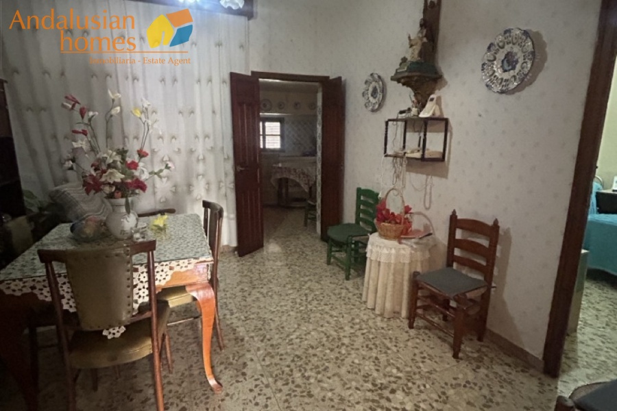Álora property for sale, village house Álora, Andalusia real estate, house with garden Álora, multi-storey house, character property Andalusia, investment property Álora, renovation project Spain, house with separate apartment potential, traditional Spanish home, property near amenities Álora
