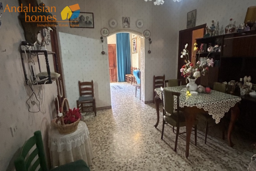Álora property for sale, village house Álora, Andalusia real estate, house with garden Álora, multi-storey house, character property Andalusia, investment property Álora, renovation project Spain, house with separate apartment potential, traditional Spanish home, property near amenities Álora