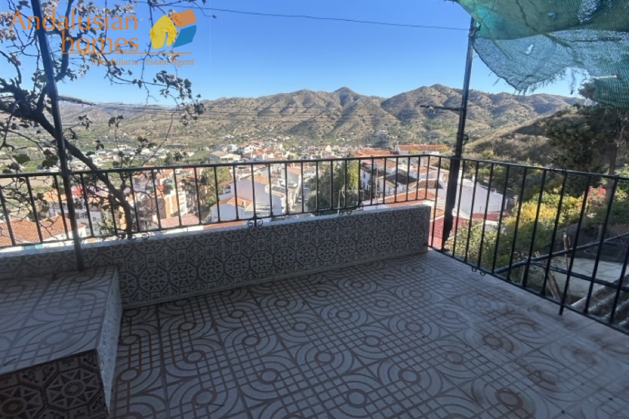 Álora property for sale, village house Álora, Andalusia real estate, house with garden Álora, multi-storey house, character property Andalusia, investment property Álora, renovation project Spain, house with separate apartment potential, traditional Spanish home, property near amenities Álora