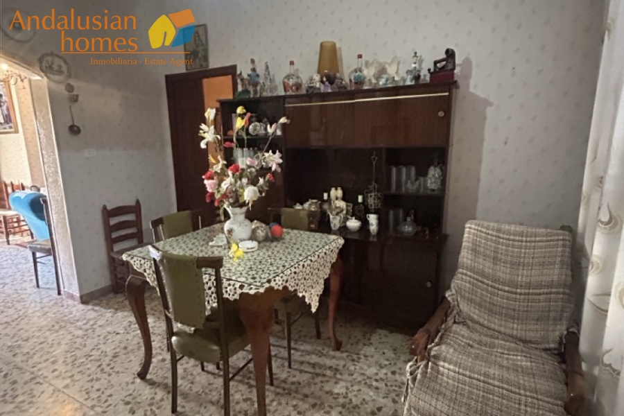 Álora property for sale, village house Álora, Andalusia real estate, house with garden Álora, multi-storey house, character property Andalusia, investment property Álora, renovation project Spain, house with separate apartment potential, traditional Spanish home, property near amenities Álora