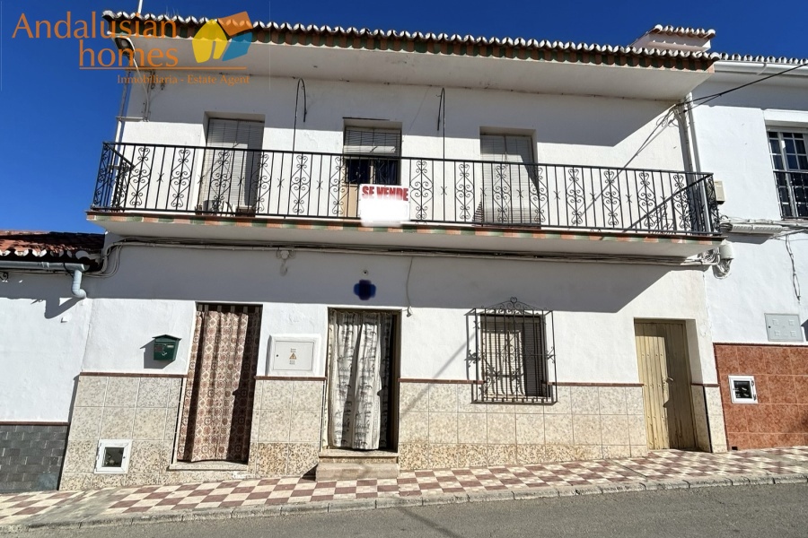 Álora property for sale, village house Álora, Andalusia real estate, house with garden Álora, multi-storey house, character property Andalusia, investment property Álora, renovation project Spain, house with separate apartment potential, traditional Spanish home, property near amenities Álora