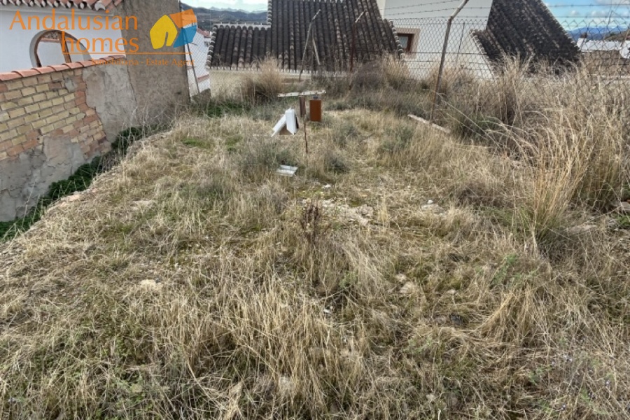 building plot, land for sale, 250m2 plot, two-level terrain, residential land, quiet location, easy access, scenic views, close to amenities, near train station, development land