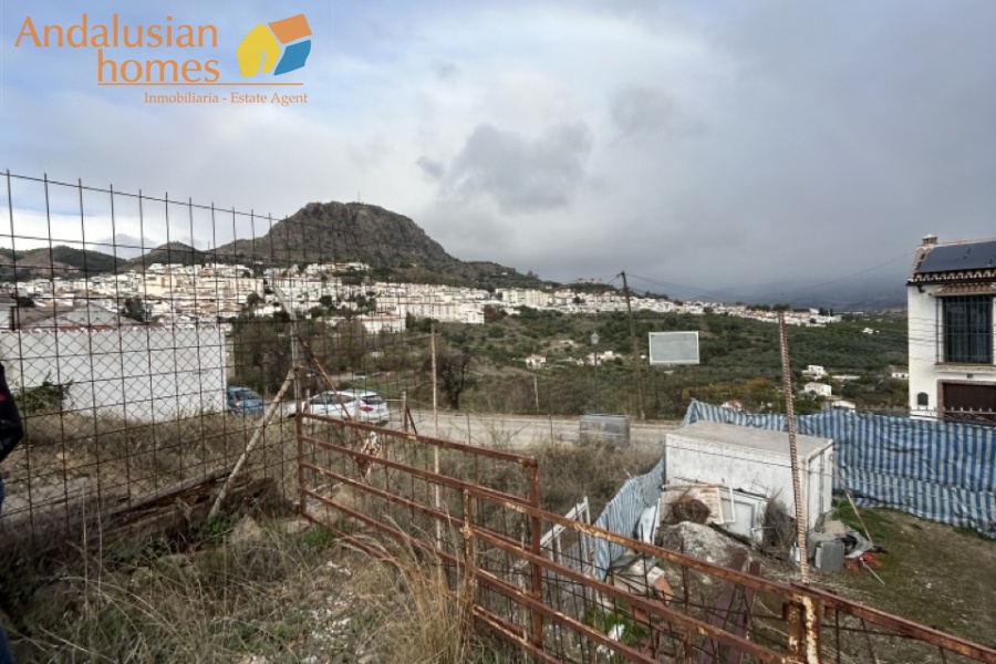 building plot, land for sale, 250m2 plot, two-level terrain, residential land, quiet location, easy access, scenic views, close to amenities, near train station, development land