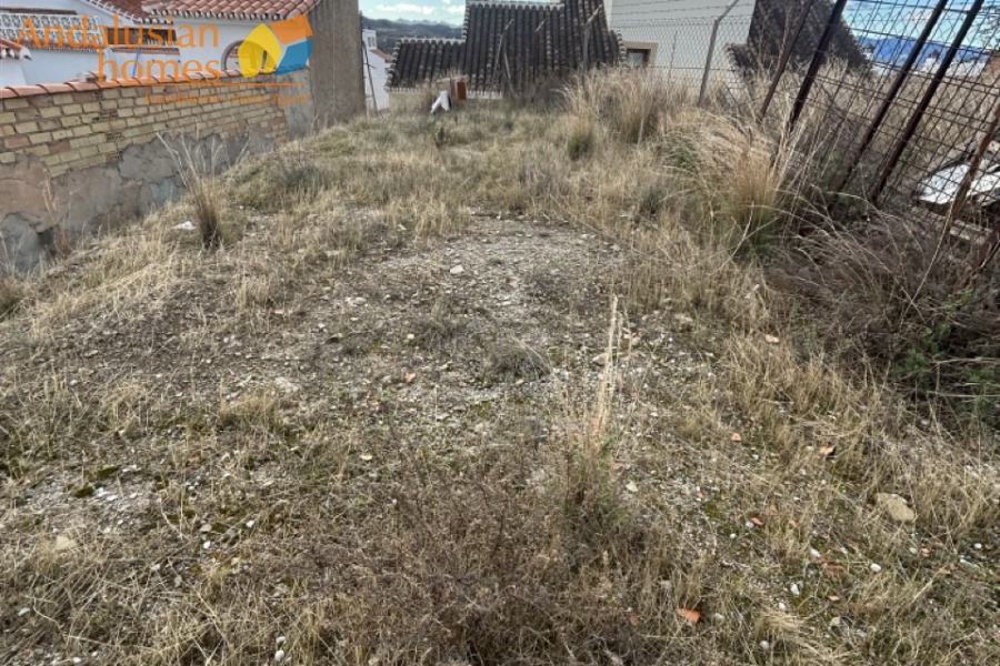 building plot, land for sale, 250m2 plot, two-level terrain, residential land, quiet location, easy access, scenic views, close to amenities, near train station, development land