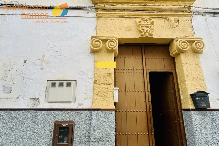 village house Álora, property for renovation Spain, village property Andalusia, house with two apartments, investment property Álora, traditional Spanish village house, property with terraces, town centre property Spain, renovation opportunity Andalusia