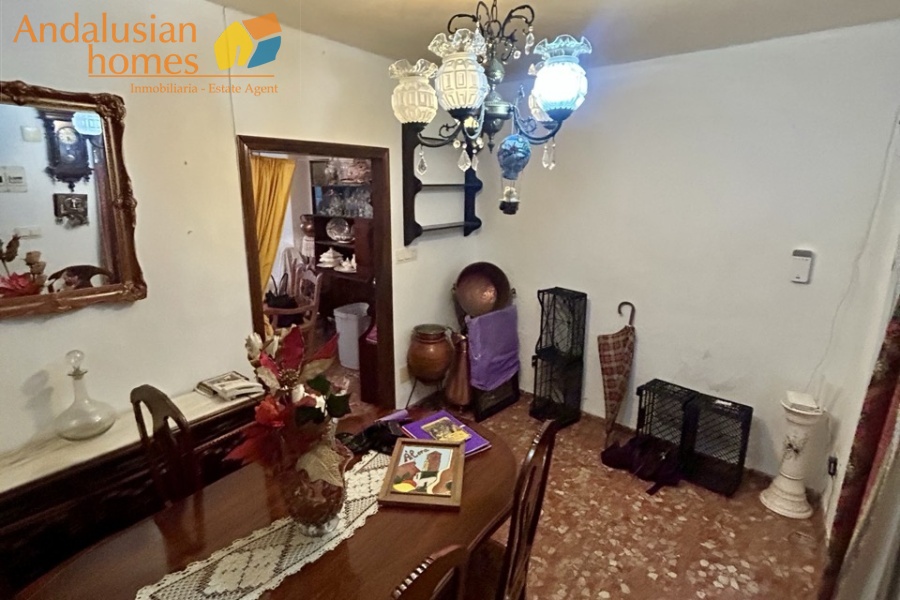 village house for sale, house near train station, property with terraces, family home potential, investment property Spain, rental opportunity, town centre house, patio terrace property
casa de pueblo en venta, casa cerca de estación de tren, vivienda con terrazas, casa familiar, propiedad de inversión España, oportunidad de alquiler, casa en el centro, patio y terraza