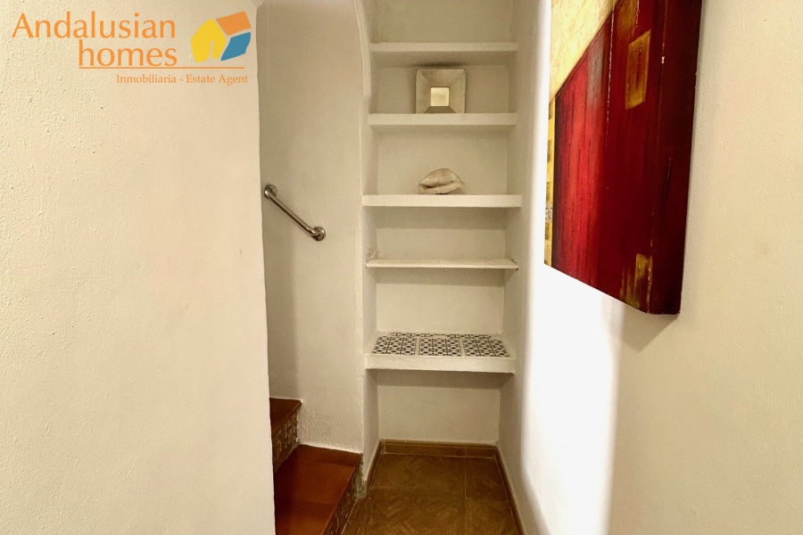 1054,Álora, village house, casa de pueblo, charming home, encantadora, historic house, casa histórica, traditional Andalusian house, casa tradicional andaluza, full of character, con mucho carácter, well-presented, bien presentada, cosy, acogedora, roof terrace, terraza en la azotea, BBQ area, zona de barbacoa, balcony, balcón, 2 bedrooms, 2 dormitorios, ensuite bathroom, baño en suite, reception room, sala de recepción, kitchen, cocina, living room, salón, storage space, espacio de almacenamiento, office space, zona de oficina, permanent home, vivienda permanente, rental potential, potencial de alquiler, central location, ubicación céntrica, parking nearby, parking cercano, outdoor space, espacio exterior, versatile layout, distribución versátil, ideal for entertaining, ideal para reuniones