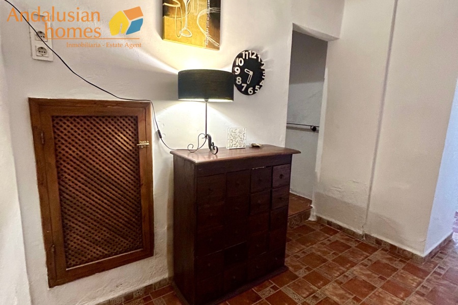 1054,Álora, village house, casa de pueblo, charming home, encantadora, historic house, casa histórica, traditional Andalusian house, casa tradicional andaluza, full of character, con mucho carácter, well-presented, bien presentada, cosy, acogedora, roof terrace, terraza en la azotea, BBQ area, zona de barbacoa, balcony, balcón, 2 bedrooms, 2 dormitorios, ensuite bathroom, baño en suite, reception room, sala de recepción, kitchen, cocina, living room, salón, storage space, espacio de almacenamiento, office space, zona de oficina, permanent home, vivienda permanente, rental potential, potencial de alquiler, central location, ubicación céntrica, parking nearby, parking cercano, outdoor space, espacio exterior, versatile layout, distribución versátil, ideal for entertaining, ideal para reuniones