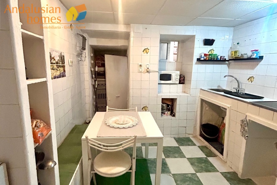 1054,Álora, village house, casa de pueblo, charming home, encantadora, historic house, casa histórica, traditional Andalusian house, casa tradicional andaluza, full of character, con mucho carácter, well-presented, bien presentada, cosy, acogedora, roof terrace, terraza en la azotea, BBQ area, zona de barbacoa, balcony, balcón, 2 bedrooms, 2 dormitorios, ensuite bathroom, baño en suite, reception room, sala de recepción, kitchen, cocina, living room, salón, storage space, espacio de almacenamiento, office space, zona de oficina, permanent home, vivienda permanente, rental potential, potencial de alquiler, central location, ubicación céntrica, parking nearby, parking cercano, outdoor space, espacio exterior, versatile layout, distribución versátil, ideal for entertaining, ideal para reuniones