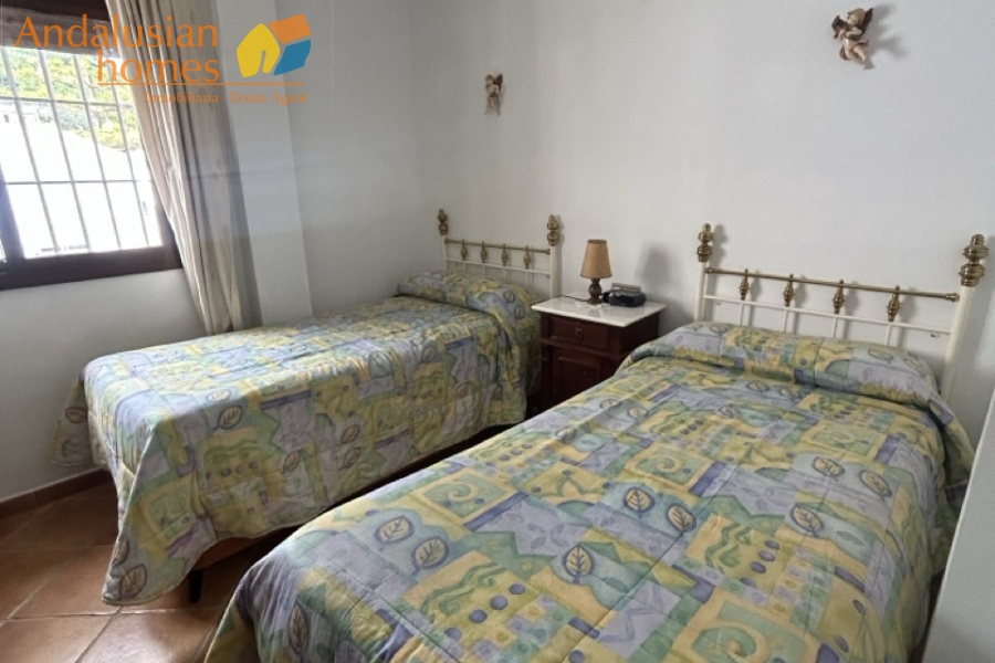 Here are suggested **meta keywords** for the property listing:

Casa en venta Bermejo, propiedad en venta Álora, casa con piscina Álora, chalet en Bermejo, vivienda familiar Málaga, casa con garaje y piscina, propiedad con potencial alquiler Álora, casa tradicional andaluza, inmueble cerca de El Chorro, casa con terraza y vistas al campo, propiedad en Valle del Guadalhorce, inversión inmobiliaria Málaga, casa con apartamento independiente potencial, vivienda con patio y barbacoa, casa cerca de servicios y restaurantes, property for sale Bermejo, house for sale Álora Spain, family home with pool Spain
