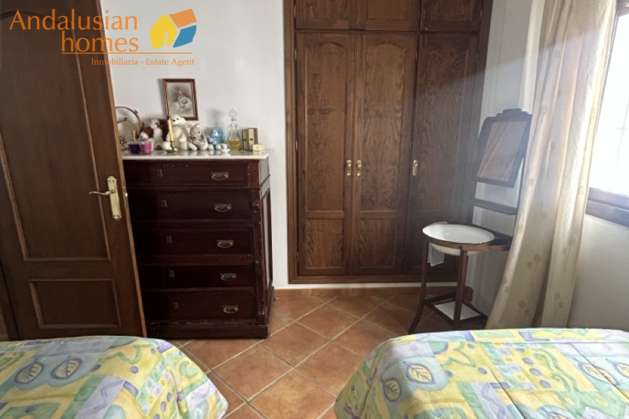 Here are suggested **meta keywords** for the property listing:

Casa en venta Bermejo, propiedad en venta Álora, casa con piscina Álora, chalet en Bermejo, vivienda familiar Málaga, casa con garaje y piscina, propiedad con potencial alquiler Álora, casa tradicional andaluza, inmueble cerca de El Chorro, casa con terraza y vistas al campo, propiedad en Valle del Guadalhorce, inversión inmobiliaria Málaga, casa con apartamento independiente potencial, vivienda con patio y barbacoa, casa cerca de servicios y restaurantes, property for sale Bermejo, house for sale Álora Spain, family home with pool Spain
