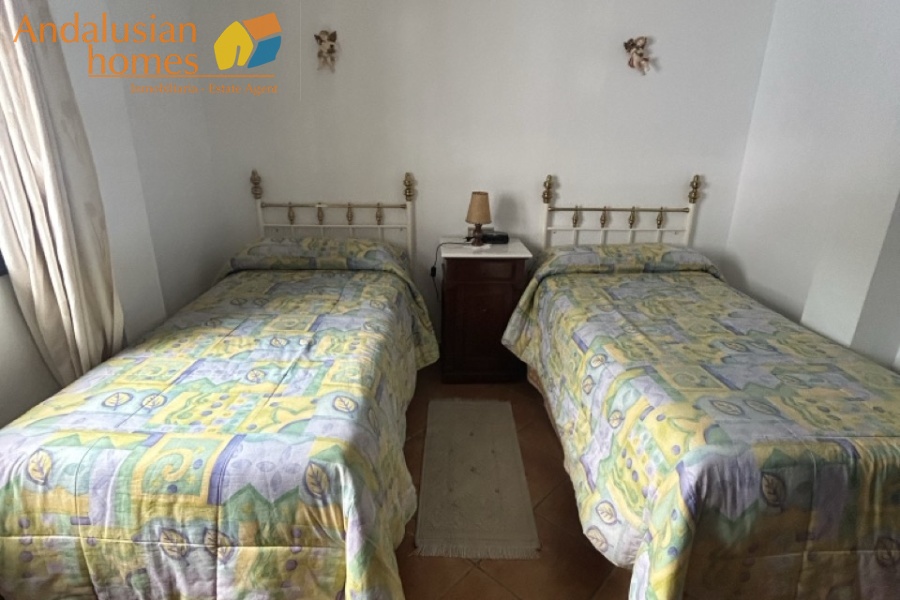 Here are suggested **meta keywords** for the property listing:

Casa en venta Bermejo, propiedad en venta Álora, casa con piscina Álora, chalet en Bermejo, vivienda familiar Málaga, casa con garaje y piscina, propiedad con potencial alquiler Álora, casa tradicional andaluza, inmueble cerca de El Chorro, casa con terraza y vistas al campo, propiedad en Valle del Guadalhorce, inversión inmobiliaria Málaga, casa con apartamento independiente potencial, vivienda con patio y barbacoa, casa cerca de servicios y restaurantes, property for sale Bermejo, house for sale Álora Spain, family home with pool Spain
