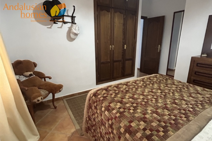 Here are suggested **meta keywords** for the property listing:

Casa en venta Bermejo, propiedad en venta Álora, casa con piscina Álora, chalet en Bermejo, vivienda familiar Málaga, casa con garaje y piscina, propiedad con potencial alquiler Álora, casa tradicional andaluza, inmueble cerca de El Chorro, casa con terraza y vistas al campo, propiedad en Valle del Guadalhorce, inversión inmobiliaria Málaga, casa con apartamento independiente potencial, vivienda con patio y barbacoa, casa cerca de servicios y restaurantes, property for sale Bermejo, house for sale Álora Spain, family home with pool Spain
