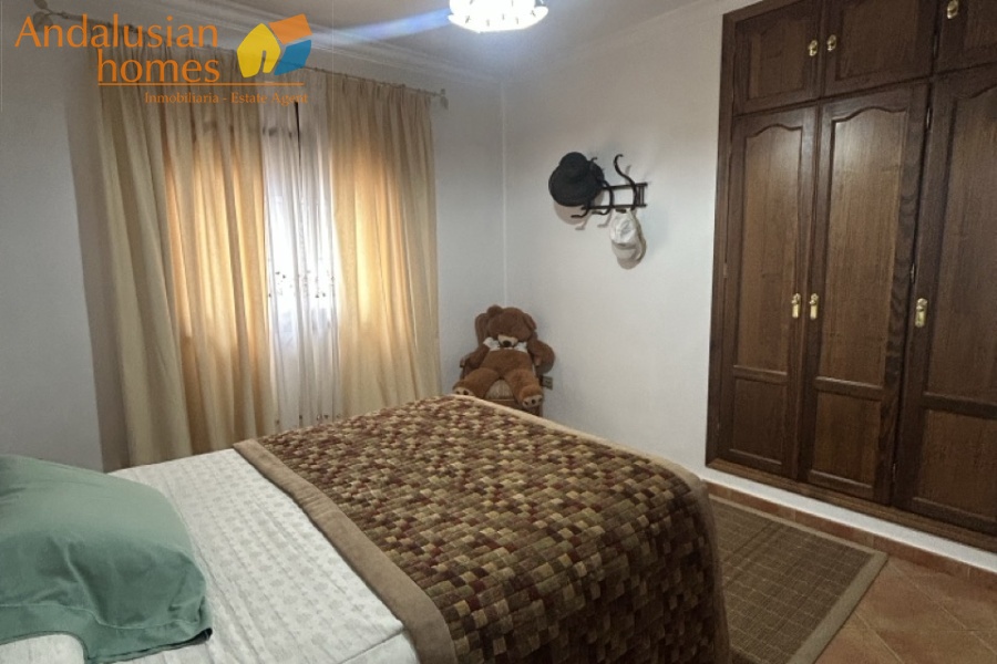 Here are suggested **meta keywords** for the property listing:

Casa en venta Bermejo, propiedad en venta Álora, casa con piscina Álora, chalet en Bermejo, vivienda familiar Málaga, casa con garaje y piscina, propiedad con potencial alquiler Álora, casa tradicional andaluza, inmueble cerca de El Chorro, casa con terraza y vistas al campo, propiedad en Valle del Guadalhorce, inversión inmobiliaria Málaga, casa con apartamento independiente potencial, vivienda con patio y barbacoa, casa cerca de servicios y restaurantes, property for sale Bermejo, house for sale Álora Spain, family home with pool Spain
