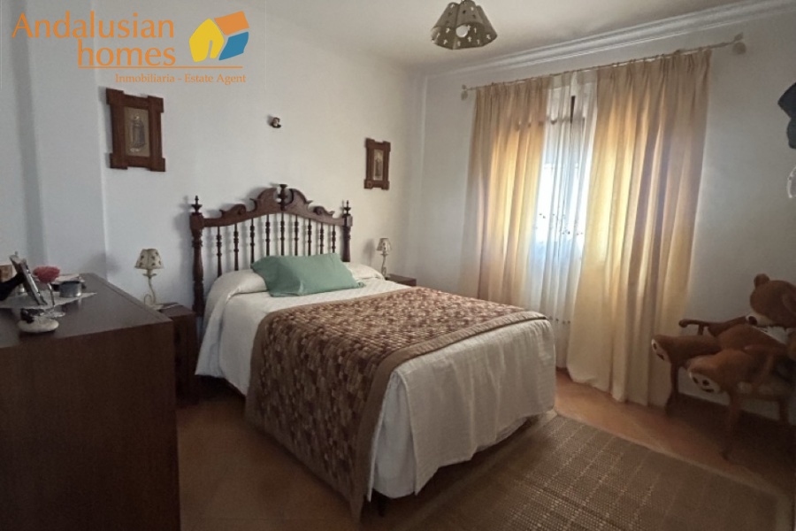 Here are suggested **meta keywords** for the property listing:

Casa en venta Bermejo, propiedad en venta Álora, casa con piscina Álora, chalet en Bermejo, vivienda familiar Málaga, casa con garaje y piscina, propiedad con potencial alquiler Álora, casa tradicional andaluza, inmueble cerca de El Chorro, casa con terraza y vistas al campo, propiedad en Valle del Guadalhorce, inversión inmobiliaria Málaga, casa con apartamento independiente potencial, vivienda con patio y barbacoa, casa cerca de servicios y restaurantes, property for sale Bermejo, house for sale Álora Spain, family home with pool Spain
