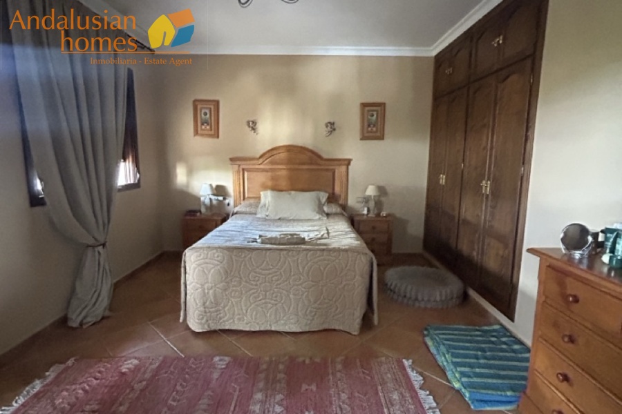 Here are suggested **meta keywords** for the property listing:

Casa en venta Bermejo, propiedad en venta Álora, casa con piscina Álora, chalet en Bermejo, vivienda familiar Málaga, casa con garaje y piscina, propiedad con potencial alquiler Álora, casa tradicional andaluza, inmueble cerca de El Chorro, casa con terraza y vistas al campo, propiedad en Valle del Guadalhorce, inversión inmobiliaria Málaga, casa con apartamento independiente potencial, vivienda con patio y barbacoa, casa cerca de servicios y restaurantes, property for sale Bermejo, house for sale Álora Spain, family home with pool Spain
