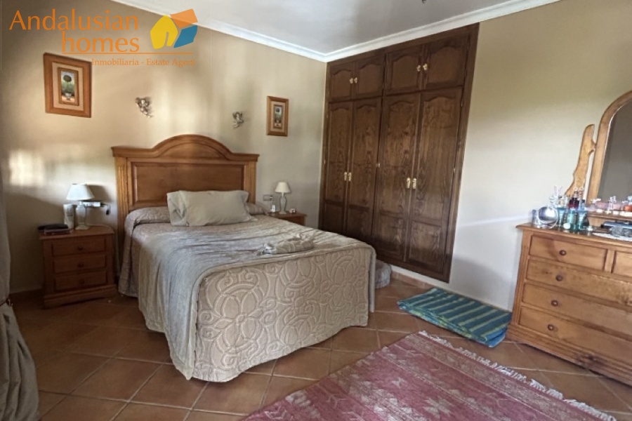 Here are suggested **meta keywords** for the property listing:

Casa en venta Bermejo, propiedad en venta Álora, casa con piscina Álora, chalet en Bermejo, vivienda familiar Málaga, casa con garaje y piscina, propiedad con potencial alquiler Álora, casa tradicional andaluza, inmueble cerca de El Chorro, casa con terraza y vistas al campo, propiedad en Valle del Guadalhorce, inversión inmobiliaria Málaga, casa con apartamento independiente potencial, vivienda con patio y barbacoa, casa cerca de servicios y restaurantes, property for sale Bermejo, house for sale Álora Spain, family home with pool Spain

