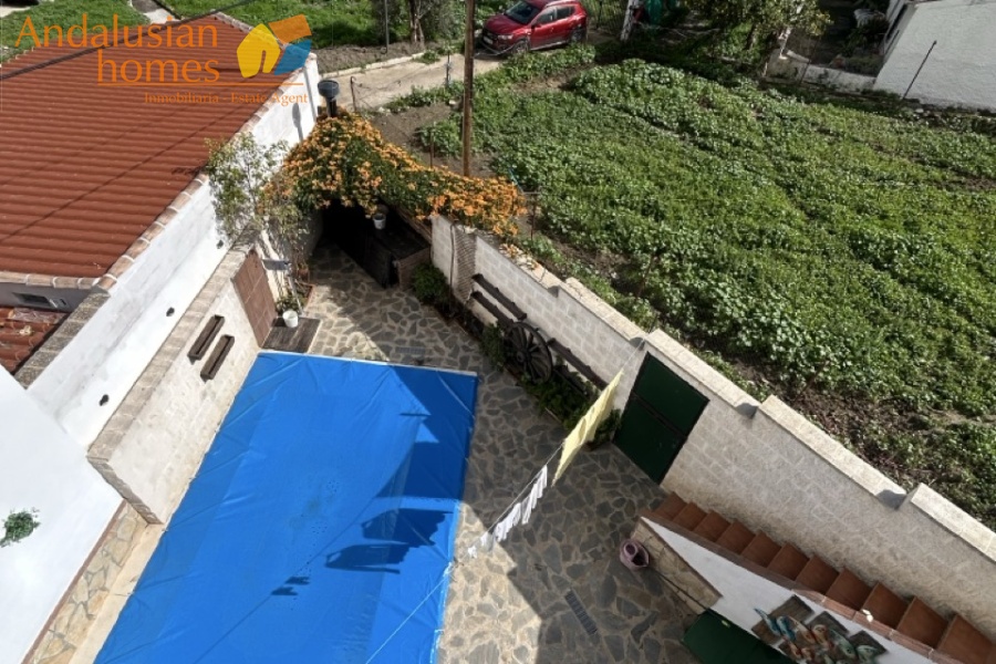 Here are suggested **meta keywords** for the property listing:

Casa en venta Bermejo, propiedad en venta Álora, casa con piscina Álora, chalet en Bermejo, vivienda familiar Málaga, casa con garaje y piscina, propiedad con potencial alquiler Álora, casa tradicional andaluza, inmueble cerca de El Chorro, casa con terraza y vistas al campo, propiedad en Valle del Guadalhorce, inversión inmobiliaria Málaga, casa con apartamento independiente potencial, vivienda con patio y barbacoa, casa cerca de servicios y restaurantes, property for sale Bermejo, house for sale Álora Spain, family home with pool Spain
