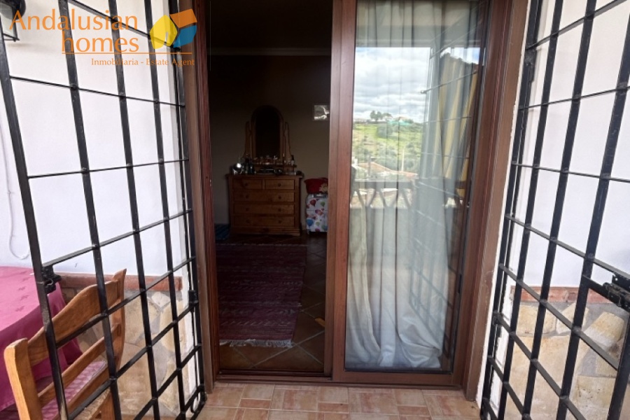 Here are suggested **meta keywords** for the property listing:

Casa en venta Bermejo, propiedad en venta Álora, casa con piscina Álora, chalet en Bermejo, vivienda familiar Málaga, casa con garaje y piscina, propiedad con potencial alquiler Álora, casa tradicional andaluza, inmueble cerca de El Chorro, casa con terraza y vistas al campo, propiedad en Valle del Guadalhorce, inversión inmobiliaria Málaga, casa con apartamento independiente potencial, vivienda con patio y barbacoa, casa cerca de servicios y restaurantes, property for sale Bermejo, house for sale Álora Spain, family home with pool Spain
