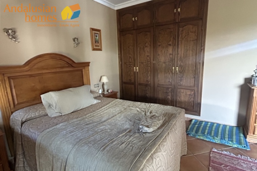 Here are suggested **meta keywords** for the property listing:

Casa en venta Bermejo, propiedad en venta Álora, casa con piscina Álora, chalet en Bermejo, vivienda familiar Málaga, casa con garaje y piscina, propiedad con potencial alquiler Álora, casa tradicional andaluza, inmueble cerca de El Chorro, casa con terraza y vistas al campo, propiedad en Valle del Guadalhorce, inversión inmobiliaria Málaga, casa con apartamento independiente potencial, vivienda con patio y barbacoa, casa cerca de servicios y restaurantes, property for sale Bermejo, house for sale Álora Spain, family home with pool Spain
