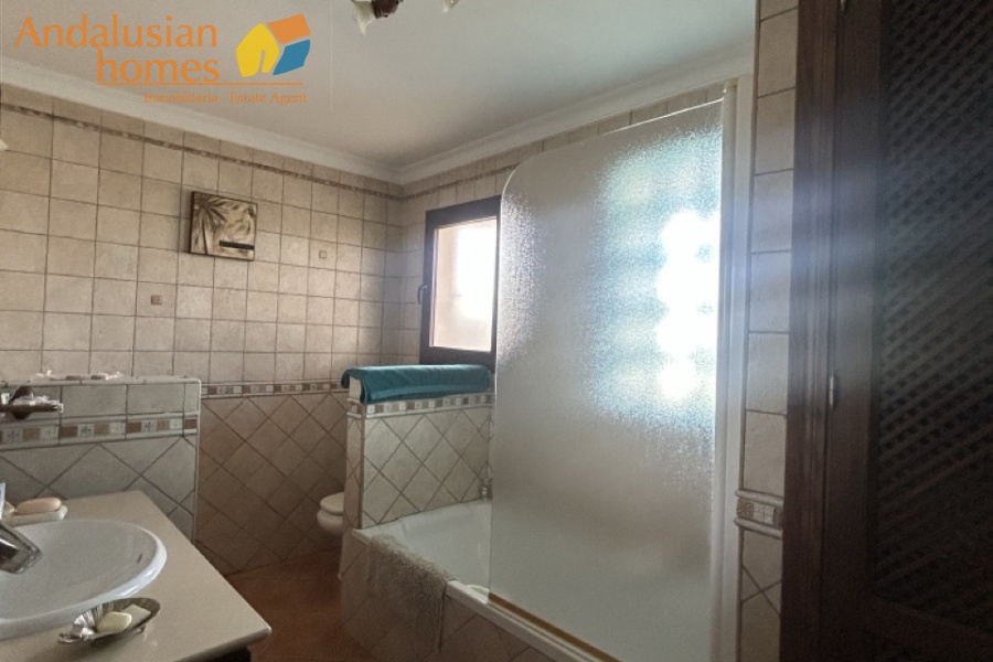 Here are suggested **meta keywords** for the property listing:

Casa en venta Bermejo, propiedad en venta Álora, casa con piscina Álora, chalet en Bermejo, vivienda familiar Málaga, casa con garaje y piscina, propiedad con potencial alquiler Álora, casa tradicional andaluza, inmueble cerca de El Chorro, casa con terraza y vistas al campo, propiedad en Valle del Guadalhorce, inversión inmobiliaria Málaga, casa con apartamento independiente potencial, vivienda con patio y barbacoa, casa cerca de servicios y restaurantes, property for sale Bermejo, house for sale Álora Spain, family home with pool Spain
