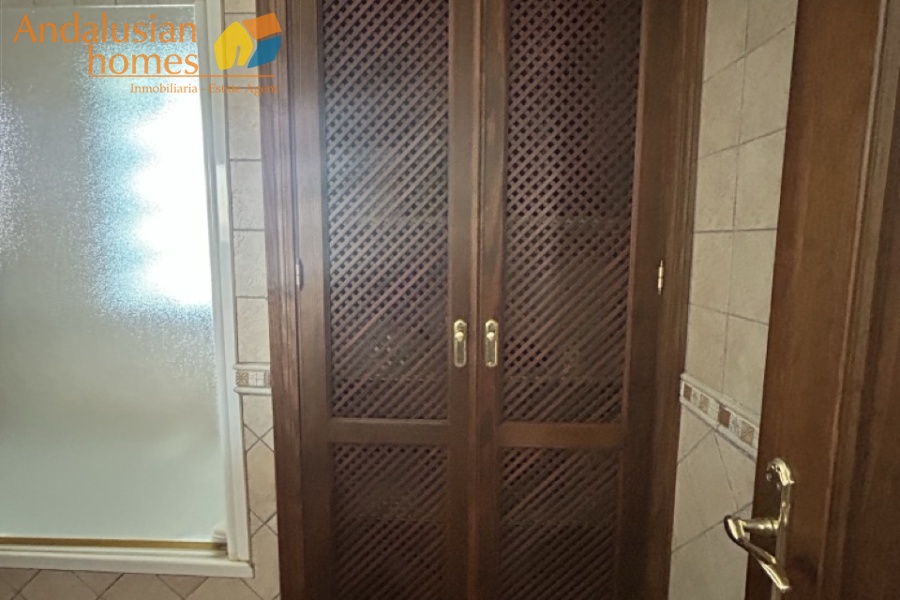 Here are suggested **meta keywords** for the property listing:

Casa en venta Bermejo, propiedad en venta Álora, casa con piscina Álora, chalet en Bermejo, vivienda familiar Málaga, casa con garaje y piscina, propiedad con potencial alquiler Álora, casa tradicional andaluza, inmueble cerca de El Chorro, casa con terraza y vistas al campo, propiedad en Valle del Guadalhorce, inversión inmobiliaria Málaga, casa con apartamento independiente potencial, vivienda con patio y barbacoa, casa cerca de servicios y restaurantes, property for sale Bermejo, house for sale Álora Spain, family home with pool Spain
