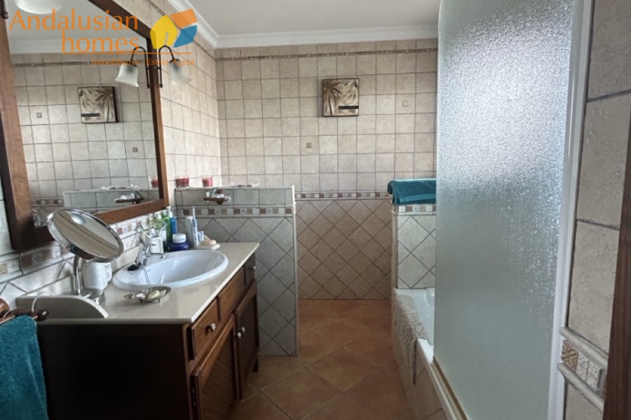 Here are suggested **meta keywords** for the property listing:

Casa en venta Bermejo, propiedad en venta Álora, casa con piscina Álora, chalet en Bermejo, vivienda familiar Málaga, casa con garaje y piscina, propiedad con potencial alquiler Álora, casa tradicional andaluza, inmueble cerca de El Chorro, casa con terraza y vistas al campo, propiedad en Valle del Guadalhorce, inversión inmobiliaria Málaga, casa con apartamento independiente potencial, vivienda con patio y barbacoa, casa cerca de servicios y restaurantes, property for sale Bermejo, house for sale Álora Spain, family home with pool Spain
