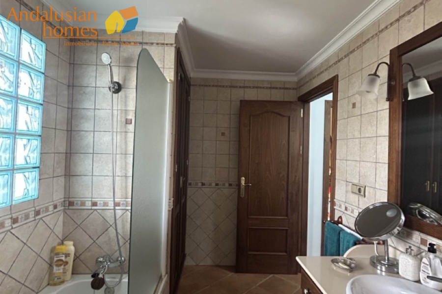 Here are suggested **meta keywords** for the property listing:

Casa en venta Bermejo, propiedad en venta Álora, casa con piscina Álora, chalet en Bermejo, vivienda familiar Málaga, casa con garaje y piscina, propiedad con potencial alquiler Álora, casa tradicional andaluza, inmueble cerca de El Chorro, casa con terraza y vistas al campo, propiedad en Valle del Guadalhorce, inversión inmobiliaria Málaga, casa con apartamento independiente potencial, vivienda con patio y barbacoa, casa cerca de servicios y restaurantes, property for sale Bermejo, house for sale Álora Spain, family home with pool Spain
