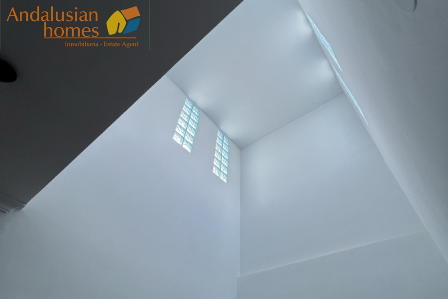 Here are suggested **meta keywords** for the property listing:

Casa en venta Bermejo, propiedad en venta Álora, casa con piscina Álora, chalet en Bermejo, vivienda familiar Málaga, casa con garaje y piscina, propiedad con potencial alquiler Álora, casa tradicional andaluza, inmueble cerca de El Chorro, casa con terraza y vistas al campo, propiedad en Valle del Guadalhorce, inversión inmobiliaria Málaga, casa con apartamento independiente potencial, vivienda con patio y barbacoa, casa cerca de servicios y restaurantes, property for sale Bermejo, house for sale Álora Spain, family home with pool Spain
