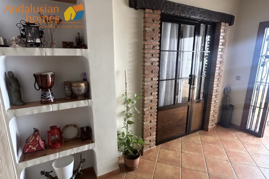 Here are suggested **meta keywords** for the property listing:

Casa en venta Bermejo, propiedad en venta Álora, casa con piscina Álora, chalet en Bermejo, vivienda familiar Málaga, casa con garaje y piscina, propiedad con potencial alquiler Álora, casa tradicional andaluza, inmueble cerca de El Chorro, casa con terraza y vistas al campo, propiedad en Valle del Guadalhorce, inversión inmobiliaria Málaga, casa con apartamento independiente potencial, vivienda con patio y barbacoa, casa cerca de servicios y restaurantes, property for sale Bermejo, house for sale Álora Spain, family home with pool Spain
