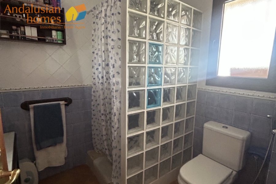 Here are suggested **meta keywords** for the property listing:

Casa en venta Bermejo, propiedad en venta Álora, casa con piscina Álora, chalet en Bermejo, vivienda familiar Málaga, casa con garaje y piscina, propiedad con potencial alquiler Álora, casa tradicional andaluza, inmueble cerca de El Chorro, casa con terraza y vistas al campo, propiedad en Valle del Guadalhorce, inversión inmobiliaria Málaga, casa con apartamento independiente potencial, vivienda con patio y barbacoa, casa cerca de servicios y restaurantes, property for sale Bermejo, house for sale Álora Spain, family home with pool Spain
