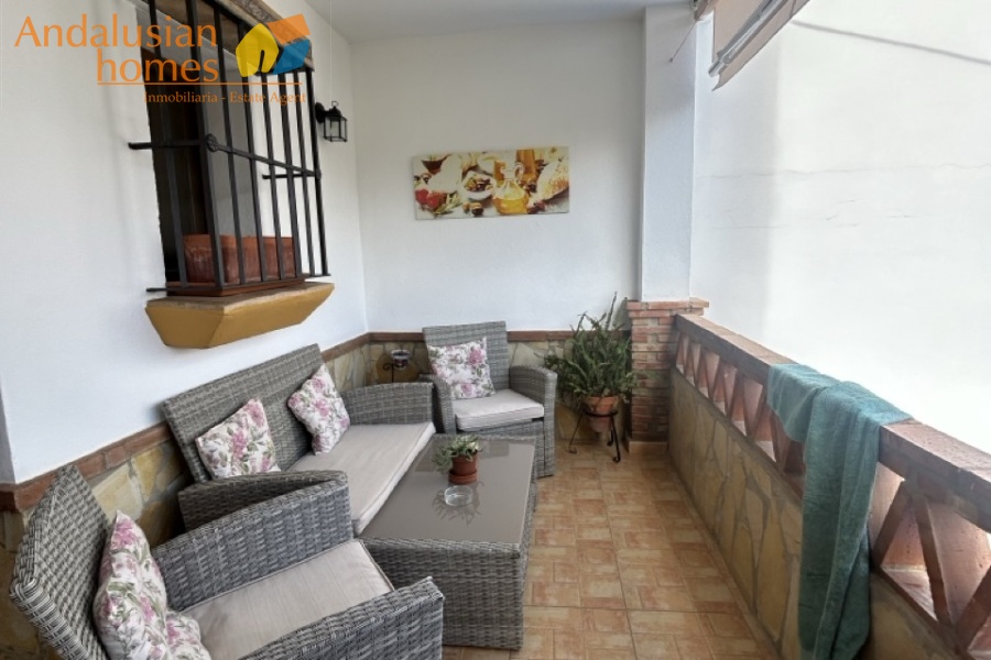 Here are suggested **meta keywords** for the property listing:

Casa en venta Bermejo, propiedad en venta Álora, casa con piscina Álora, chalet en Bermejo, vivienda familiar Málaga, casa con garaje y piscina, propiedad con potencial alquiler Álora, casa tradicional andaluza, inmueble cerca de El Chorro, casa con terraza y vistas al campo, propiedad en Valle del Guadalhorce, inversión inmobiliaria Málaga, casa con apartamento independiente potencial, vivienda con patio y barbacoa, casa cerca de servicios y restaurantes, property for sale Bermejo, house for sale Álora Spain, family home with pool Spain
