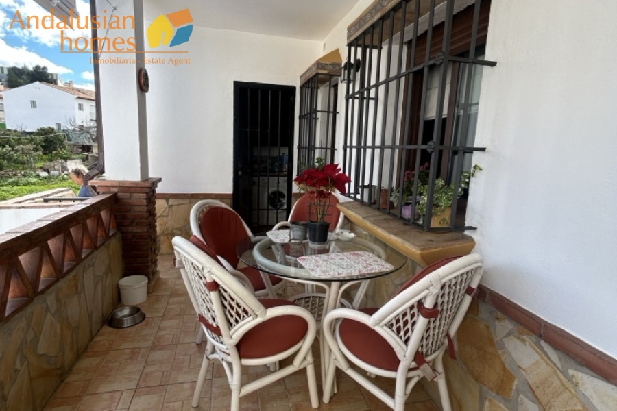 Here are suggested **meta keywords** for the property listing:

Casa en venta Bermejo, propiedad en venta Álora, casa con piscina Álora, chalet en Bermejo, vivienda familiar Málaga, casa con garaje y piscina, propiedad con potencial alquiler Álora, casa tradicional andaluza, inmueble cerca de El Chorro, casa con terraza y vistas al campo, propiedad en Valle del Guadalhorce, inversión inmobiliaria Málaga, casa con apartamento independiente potencial, vivienda con patio y barbacoa, casa cerca de servicios y restaurantes, property for sale Bermejo, house for sale Álora Spain, family home with pool Spain
