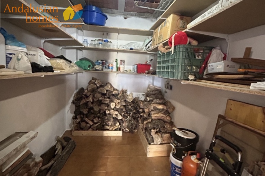 Here are suggested **meta keywords** for the property listing:

Casa en venta Bermejo, propiedad en venta Álora, casa con piscina Álora, chalet en Bermejo, vivienda familiar Málaga, casa con garaje y piscina, propiedad con potencial alquiler Álora, casa tradicional andaluza, inmueble cerca de El Chorro, casa con terraza y vistas al campo, propiedad en Valle del Guadalhorce, inversión inmobiliaria Málaga, casa con apartamento independiente potencial, vivienda con patio y barbacoa, casa cerca de servicios y restaurantes, property for sale Bermejo, house for sale Álora Spain, family home with pool Spain
