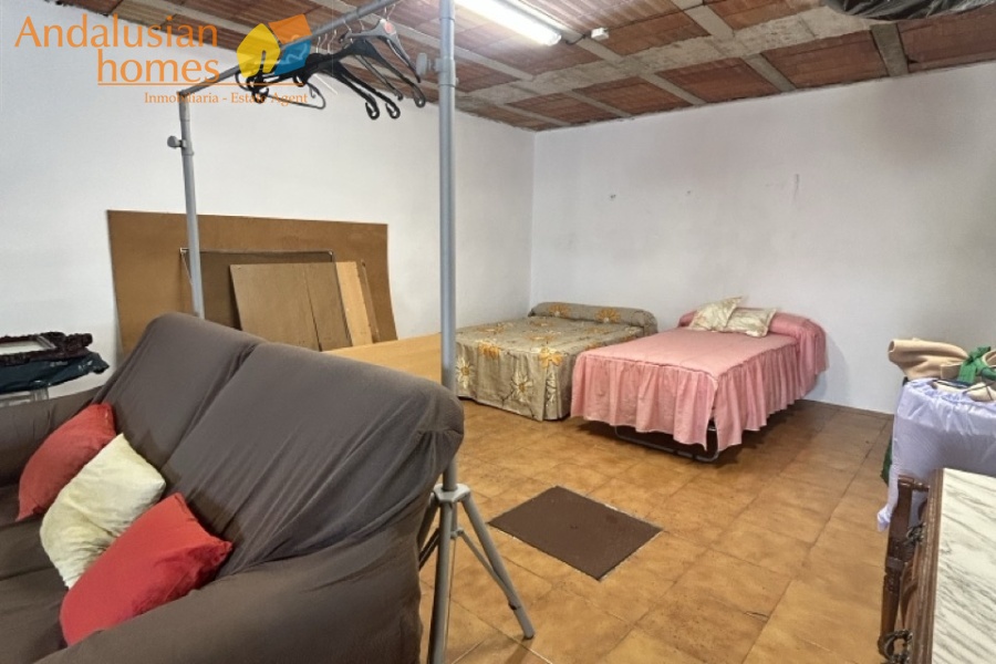 Here are suggested **meta keywords** for the property listing:

Casa en venta Bermejo, propiedad en venta Álora, casa con piscina Álora, chalet en Bermejo, vivienda familiar Málaga, casa con garaje y piscina, propiedad con potencial alquiler Álora, casa tradicional andaluza, inmueble cerca de El Chorro, casa con terraza y vistas al campo, propiedad en Valle del Guadalhorce, inversión inmobiliaria Málaga, casa con apartamento independiente potencial, vivienda con patio y barbacoa, casa cerca de servicios y restaurantes, property for sale Bermejo, house for sale Álora Spain, family home with pool Spain
