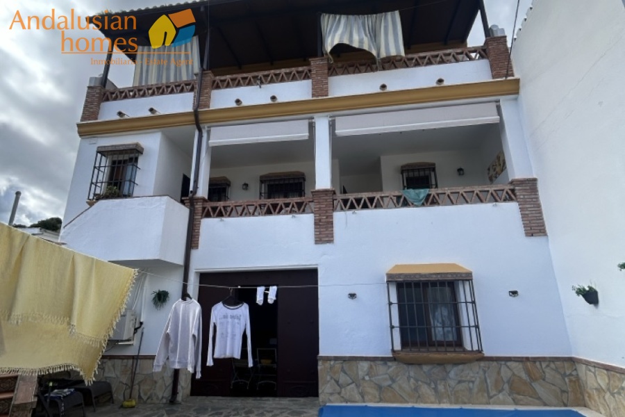 Here are suggested **meta keywords** for the property listing:

Casa en venta Bermejo, propiedad en venta Álora, casa con piscina Álora, chalet en Bermejo, vivienda familiar Málaga, casa con garaje y piscina, propiedad con potencial alquiler Álora, casa tradicional andaluza, inmueble cerca de El Chorro, casa con terraza y vistas al campo, propiedad en Valle del Guadalhorce, inversión inmobiliaria Málaga, casa con apartamento independiente potencial, vivienda con patio y barbacoa, casa cerca de servicios y restaurantes, property for sale Bermejo, house for sale Álora Spain, family home with pool Spain
