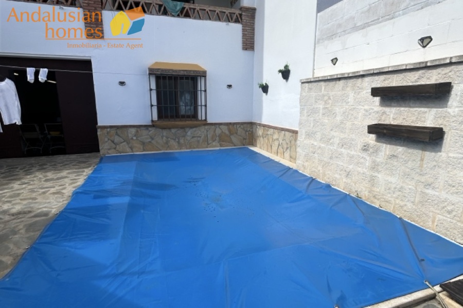 Here are suggested **meta keywords** for the property listing:

Casa en venta Bermejo, propiedad en venta Álora, casa con piscina Álora, chalet en Bermejo, vivienda familiar Málaga, casa con garaje y piscina, propiedad con potencial alquiler Álora, casa tradicional andaluza, inmueble cerca de El Chorro, casa con terraza y vistas al campo, propiedad en Valle del Guadalhorce, inversión inmobiliaria Málaga, casa con apartamento independiente potencial, vivienda con patio y barbacoa, casa cerca de servicios y restaurantes, property for sale Bermejo, house for sale Álora Spain, family home with pool Spain
