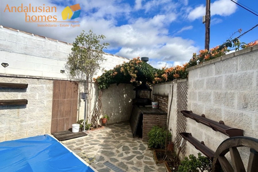 Here are suggested **meta keywords** for the property listing:

Casa en venta Bermejo, propiedad en venta Álora, casa con piscina Álora, chalet en Bermejo, vivienda familiar Málaga, casa con garaje y piscina, propiedad con potencial alquiler Álora, casa tradicional andaluza, inmueble cerca de El Chorro, casa con terraza y vistas al campo, propiedad en Valle del Guadalhorce, inversión inmobiliaria Málaga, casa con apartamento independiente potencial, vivienda con patio y barbacoa, casa cerca de servicios y restaurantes, property for sale Bermejo, house for sale Álora Spain, family home with pool Spain
