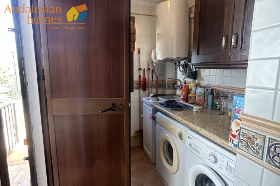 Here are suggested **meta keywords** for the property listing:

Casa en venta Bermejo, propiedad en venta Álora, casa con piscina Álora, chalet en Bermejo, vivienda familiar Málaga, casa con garaje y piscina, propiedad con potencial alquiler Álora, casa tradicional andaluza, inmueble cerca de El Chorro, casa con terraza y vistas al campo, propiedad en Valle del Guadalhorce, inversión inmobiliaria Málaga, casa con apartamento independiente potencial, vivienda con patio y barbacoa, casa cerca de servicios y restaurantes, property for sale Bermejo, house for sale Álora Spain, family home with pool Spain
