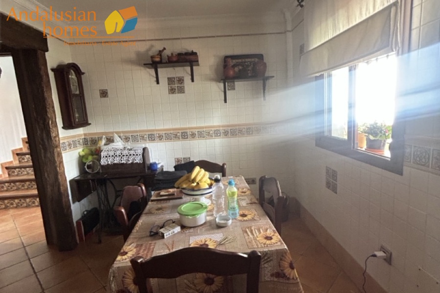 Here are suggested **meta keywords** for the property listing:

Casa en venta Bermejo, propiedad en venta Álora, casa con piscina Álora, chalet en Bermejo, vivienda familiar Málaga, casa con garaje y piscina, propiedad con potencial alquiler Álora, casa tradicional andaluza, inmueble cerca de El Chorro, casa con terraza y vistas al campo, propiedad en Valle del Guadalhorce, inversión inmobiliaria Málaga, casa con apartamento independiente potencial, vivienda con patio y barbacoa, casa cerca de servicios y restaurantes, property for sale Bermejo, house for sale Álora Spain, family home with pool Spain
