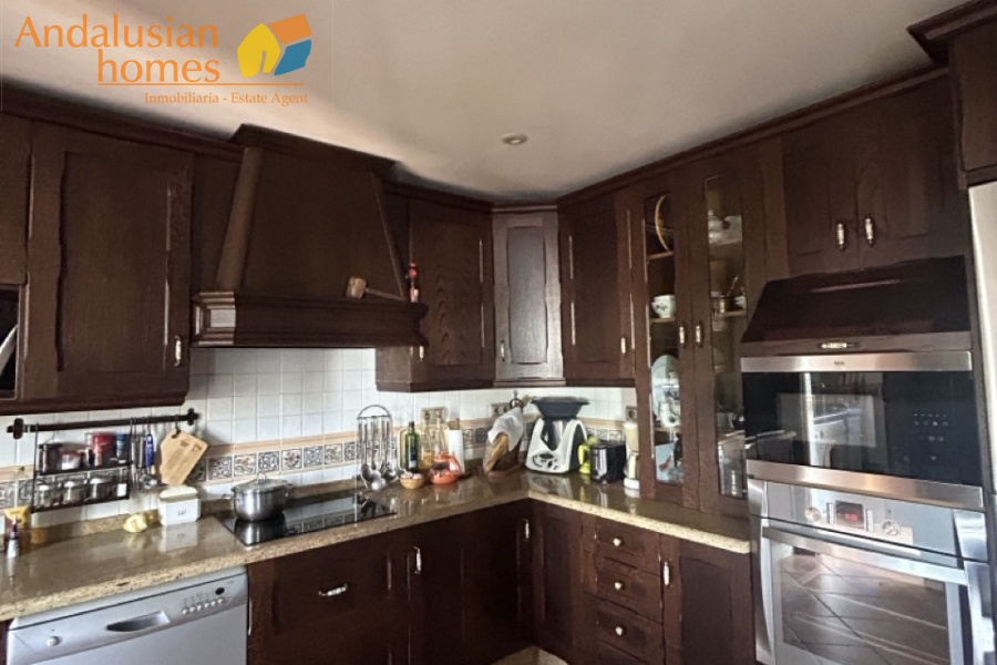 Here are suggested **meta keywords** for the property listing:

Casa en venta Bermejo, propiedad en venta Álora, casa con piscina Álora, chalet en Bermejo, vivienda familiar Málaga, casa con garaje y piscina, propiedad con potencial alquiler Álora, casa tradicional andaluza, inmueble cerca de El Chorro, casa con terraza y vistas al campo, propiedad en Valle del Guadalhorce, inversión inmobiliaria Málaga, casa con apartamento independiente potencial, vivienda con patio y barbacoa, casa cerca de servicios y restaurantes, property for sale Bermejo, house for sale Álora Spain, family home with pool Spain
