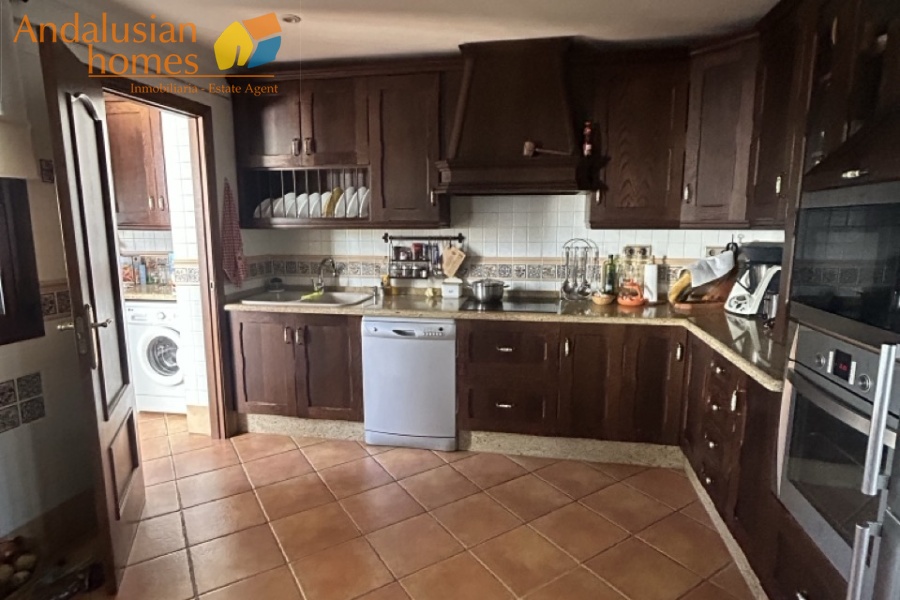 Here are suggested **meta keywords** for the property listing:

Casa en venta Bermejo, propiedad en venta Álora, casa con piscina Álora, chalet en Bermejo, vivienda familiar Málaga, casa con garaje y piscina, propiedad con potencial alquiler Álora, casa tradicional andaluza, inmueble cerca de El Chorro, casa con terraza y vistas al campo, propiedad en Valle del Guadalhorce, inversión inmobiliaria Málaga, casa con apartamento independiente potencial, vivienda con patio y barbacoa, casa cerca de servicios y restaurantes, property for sale Bermejo, house for sale Álora Spain, family home with pool Spain
