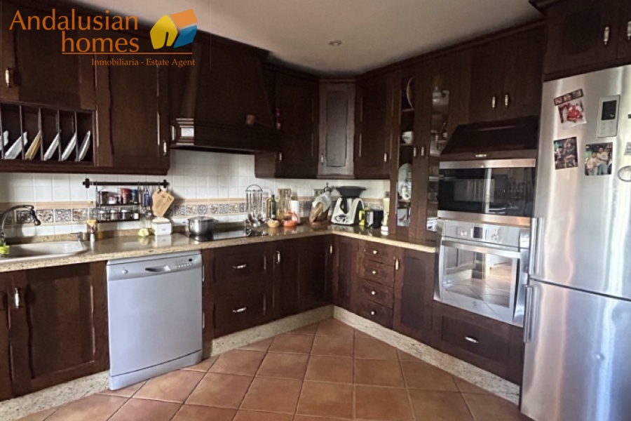 Here are suggested **meta keywords** for the property listing:

Casa en venta Bermejo, propiedad en venta Álora, casa con piscina Álora, chalet en Bermejo, vivienda familiar Málaga, casa con garaje y piscina, propiedad con potencial alquiler Álora, casa tradicional andaluza, inmueble cerca de El Chorro, casa con terraza y vistas al campo, propiedad en Valle del Guadalhorce, inversión inmobiliaria Málaga, casa con apartamento independiente potencial, vivienda con patio y barbacoa, casa cerca de servicios y restaurantes, property for sale Bermejo, house for sale Álora Spain, family home with pool Spain
