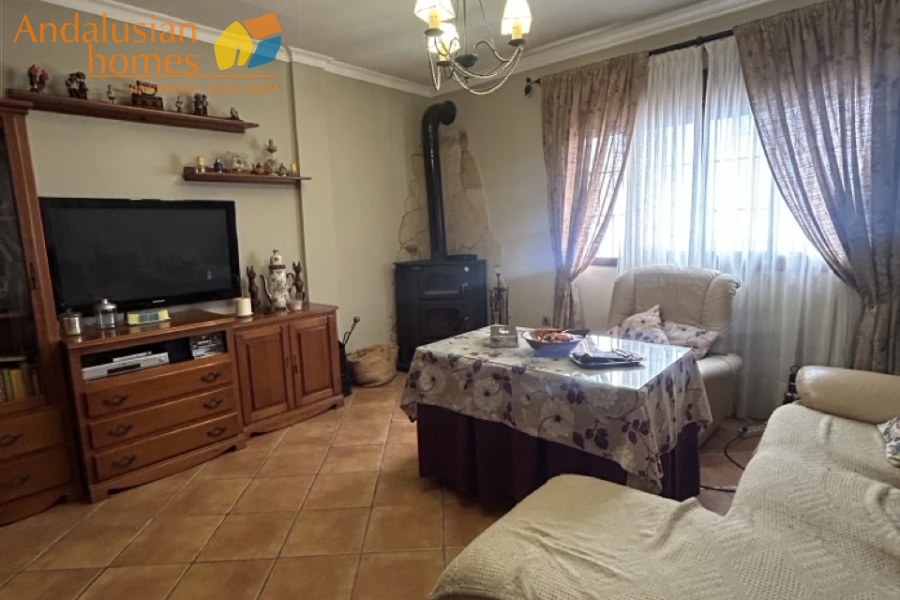 Here are suggested **meta keywords** for the property listing:

Casa en venta Bermejo, propiedad en venta Álora, casa con piscina Álora, chalet en Bermejo, vivienda familiar Málaga, casa con garaje y piscina, propiedad con potencial alquiler Álora, casa tradicional andaluza, inmueble cerca de El Chorro, casa con terraza y vistas al campo, propiedad en Valle del Guadalhorce, inversión inmobiliaria Málaga, casa con apartamento independiente potencial, vivienda con patio y barbacoa, casa cerca de servicios y restaurantes, property for sale Bermejo, house for sale Álora Spain, family home with pool Spain
