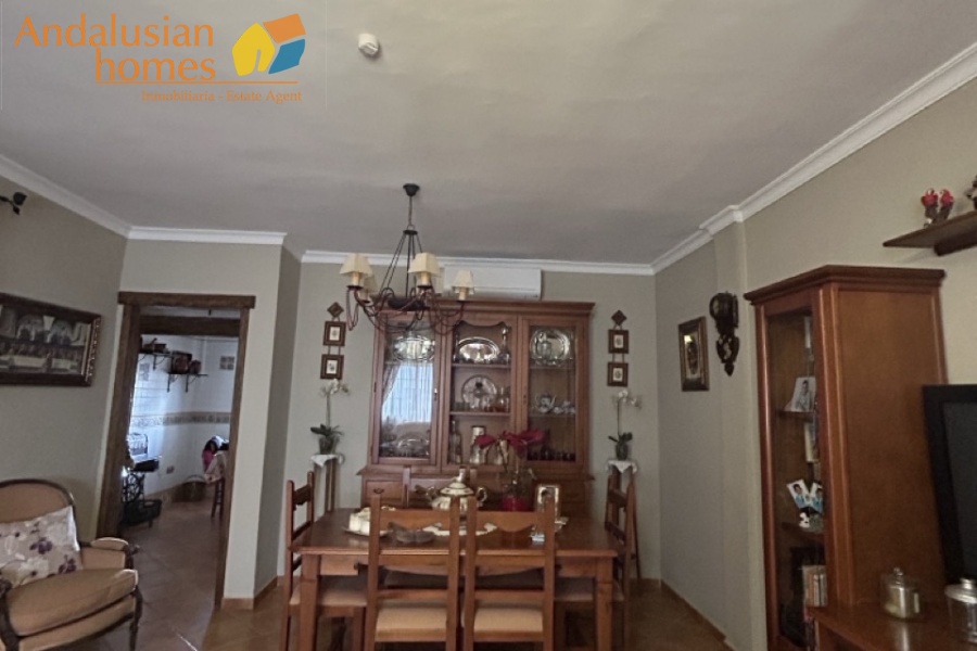 Here are suggested **meta keywords** for the property listing:

Casa en venta Bermejo, propiedad en venta Álora, casa con piscina Álora, chalet en Bermejo, vivienda familiar Málaga, casa con garaje y piscina, propiedad con potencial alquiler Álora, casa tradicional andaluza, inmueble cerca de El Chorro, casa con terraza y vistas al campo, propiedad en Valle del Guadalhorce, inversión inmobiliaria Málaga, casa con apartamento independiente potencial, vivienda con patio y barbacoa, casa cerca de servicios y restaurantes, property for sale Bermejo, house for sale Álora Spain, family home with pool Spain
