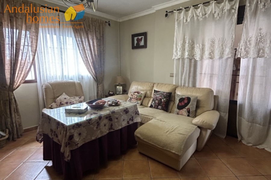 Here are suggested **meta keywords** for the property listing:

Casa en venta Bermejo, propiedad en venta Álora, casa con piscina Álora, chalet en Bermejo, vivienda familiar Málaga, casa con garaje y piscina, propiedad con potencial alquiler Álora, casa tradicional andaluza, inmueble cerca de El Chorro, casa con terraza y vistas al campo, propiedad en Valle del Guadalhorce, inversión inmobiliaria Málaga, casa con apartamento independiente potencial, vivienda con patio y barbacoa, casa cerca de servicios y restaurantes, property for sale Bermejo, house for sale Álora Spain, family home with pool Spain
