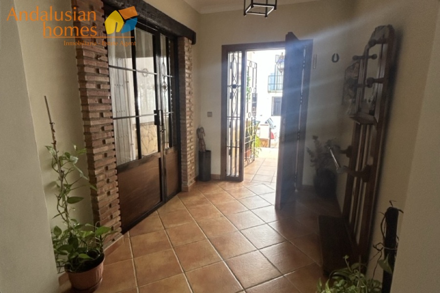Here are suggested **meta keywords** for the property listing:

Casa en venta Bermejo, propiedad en venta Álora, casa con piscina Álora, chalet en Bermejo, vivienda familiar Málaga, casa con garaje y piscina, propiedad con potencial alquiler Álora, casa tradicional andaluza, inmueble cerca de El Chorro, casa con terraza y vistas al campo, propiedad en Valle del Guadalhorce, inversión inmobiliaria Málaga, casa con apartamento independiente potencial, vivienda con patio y barbacoa, casa cerca de servicios y restaurantes, property for sale Bermejo, house for sale Álora Spain, family home with pool Spain

