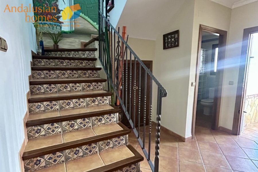 Here are suggested **meta keywords** for the property listing:

Casa en venta Bermejo, propiedad en venta Álora, casa con piscina Álora, chalet en Bermejo, vivienda familiar Málaga, casa con garaje y piscina, propiedad con potencial alquiler Álora, casa tradicional andaluza, inmueble cerca de El Chorro, casa con terraza y vistas al campo, propiedad en Valle del Guadalhorce, inversión inmobiliaria Málaga, casa con apartamento independiente potencial, vivienda con patio y barbacoa, casa cerca de servicios y restaurantes, property for sale Bermejo, house for sale Álora Spain, family home with pool Spain

