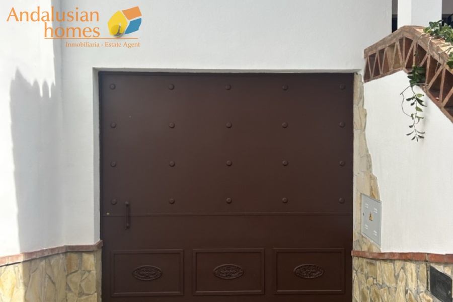 Here are suggested **meta keywords** for the property listing:

Casa en venta Bermejo, propiedad en venta Álora, casa con piscina Álora, chalet en Bermejo, vivienda familiar Málaga, casa con garaje y piscina, propiedad con potencial alquiler Álora, casa tradicional andaluza, inmueble cerca de El Chorro, casa con terraza y vistas al campo, propiedad en Valle del Guadalhorce, inversión inmobiliaria Málaga, casa con apartamento independiente potencial, vivienda con patio y barbacoa, casa cerca de servicios y restaurantes, property for sale Bermejo, house for sale Álora Spain, family home with pool Spain
